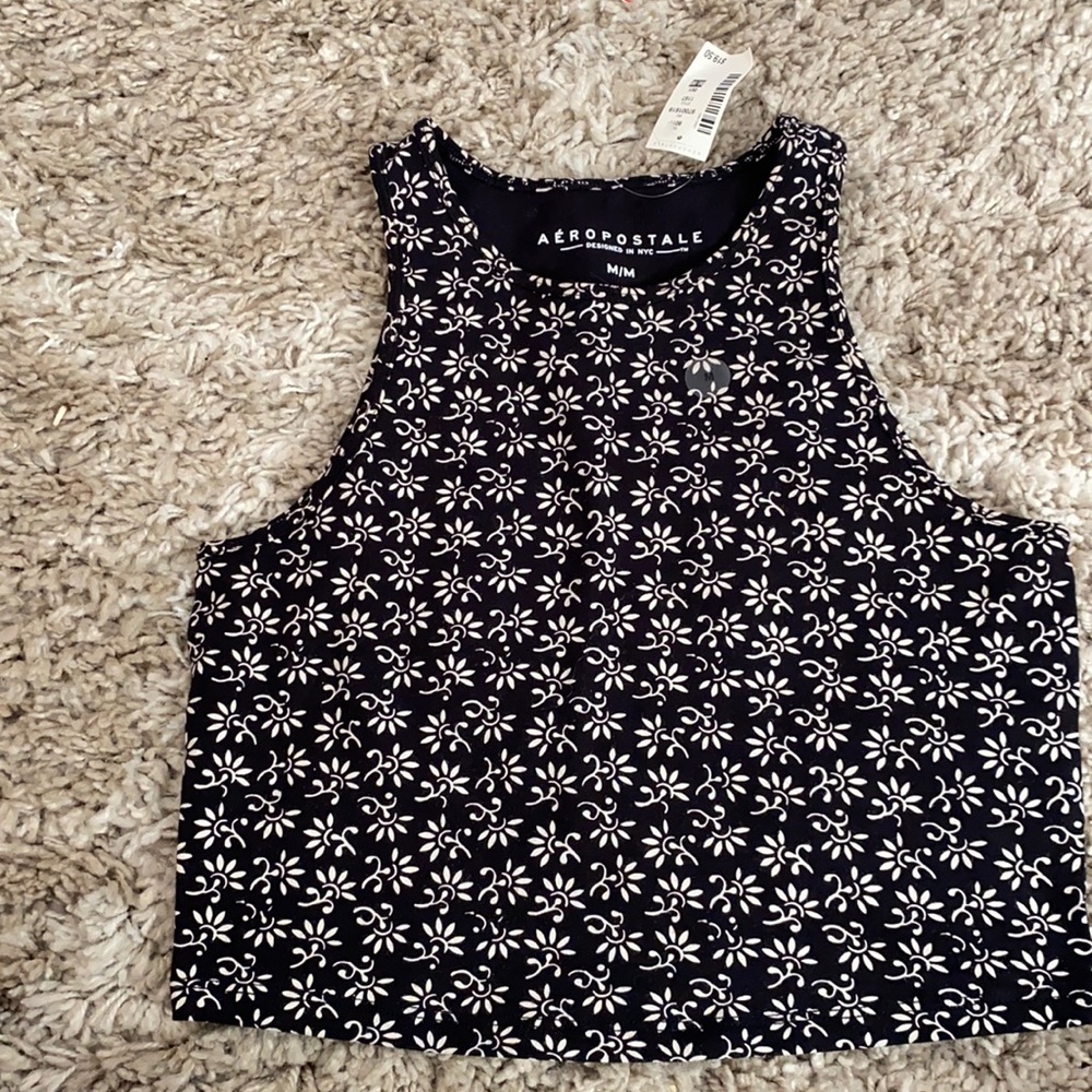 Pretty sleeveless crop